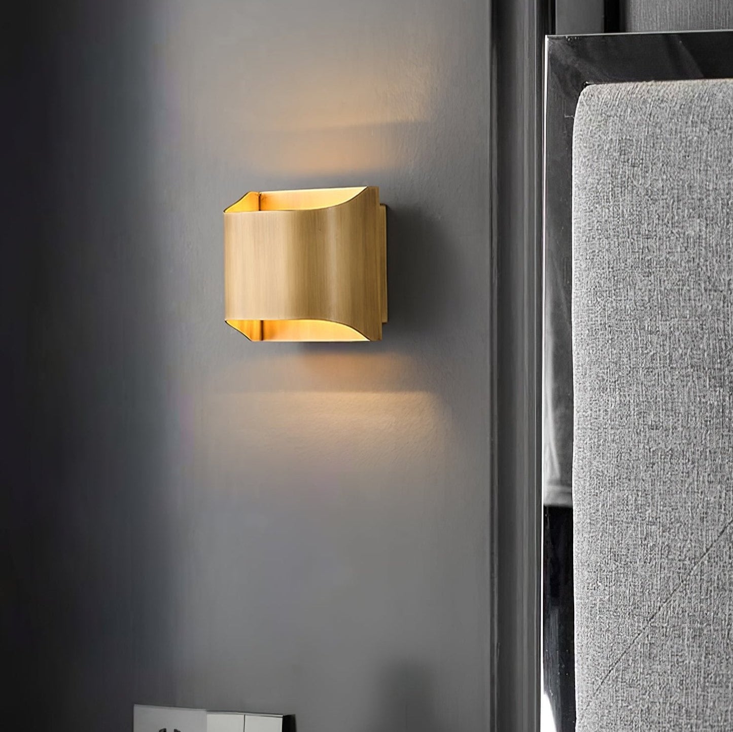 Elegant Arc Brass LED Wall Light Fixture