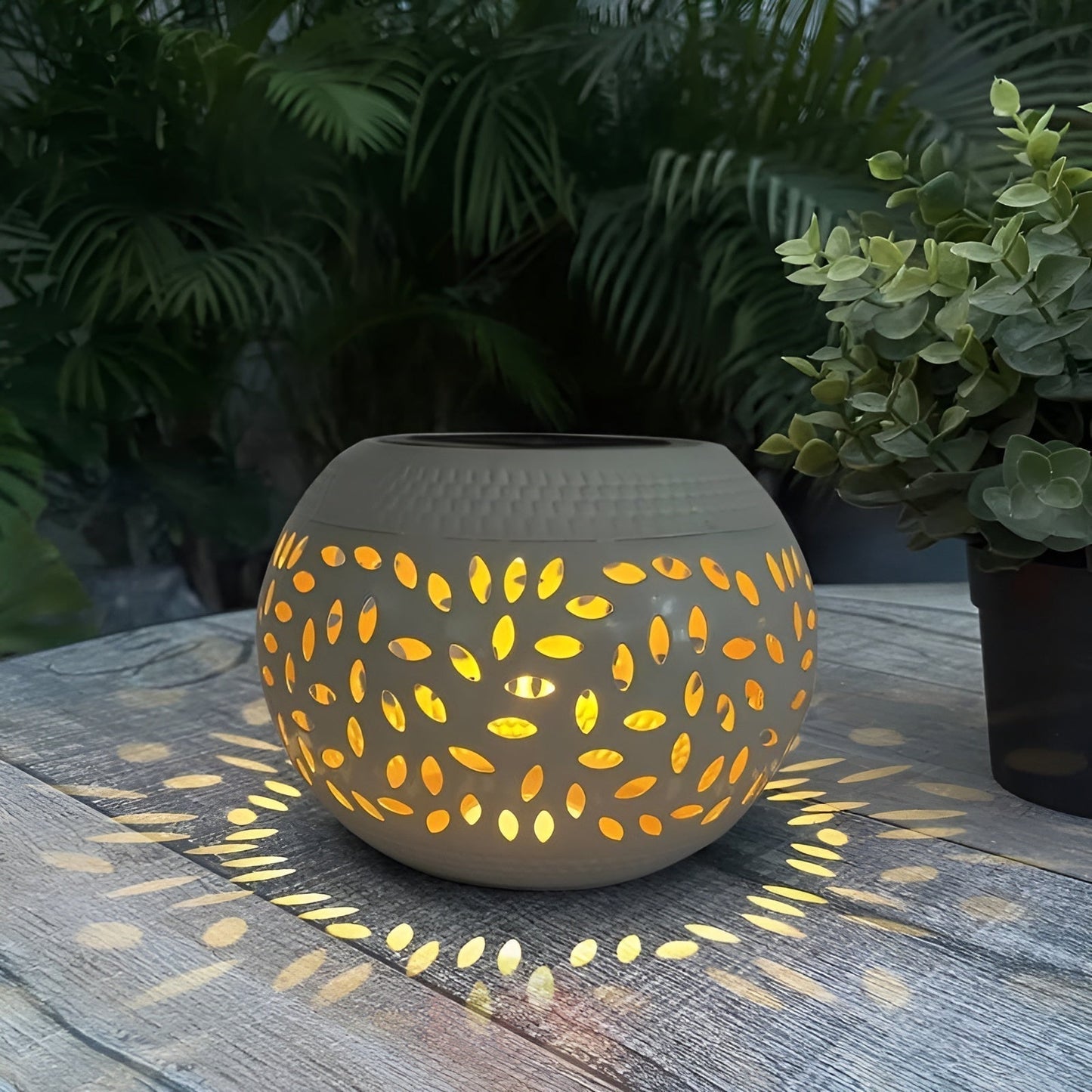 Stylish Solar Garden Lamp with Dots - Fesara