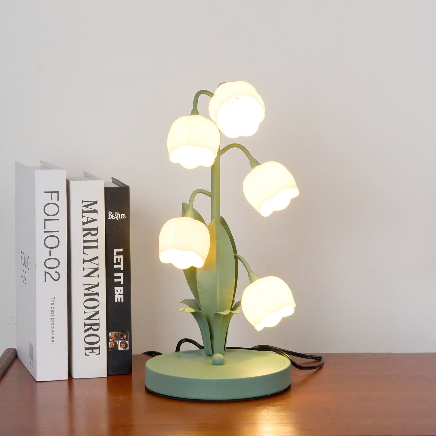 Elegant Flower Pattern Table Lamp