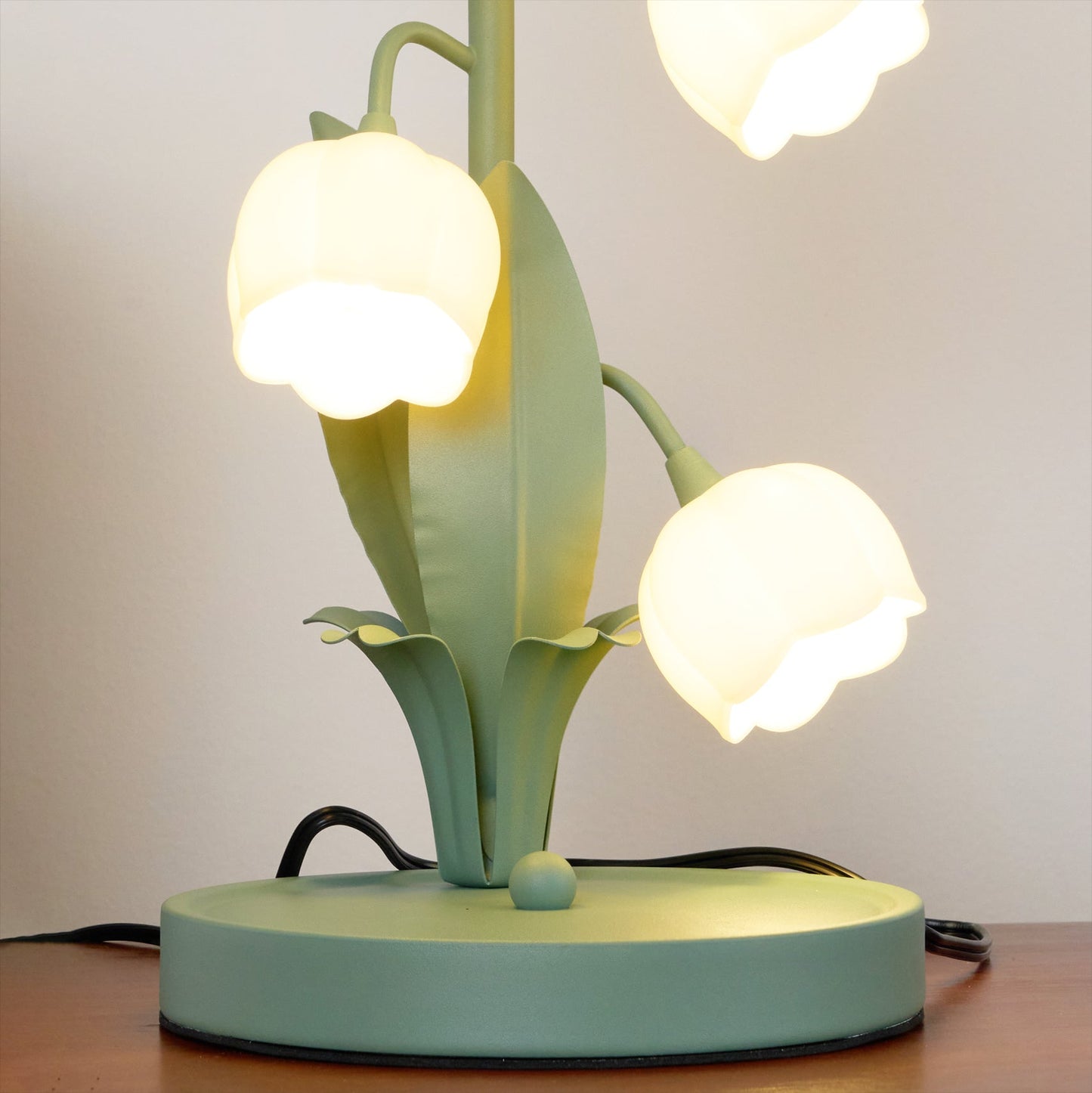 Elegant Flower Pattern Table Lamp