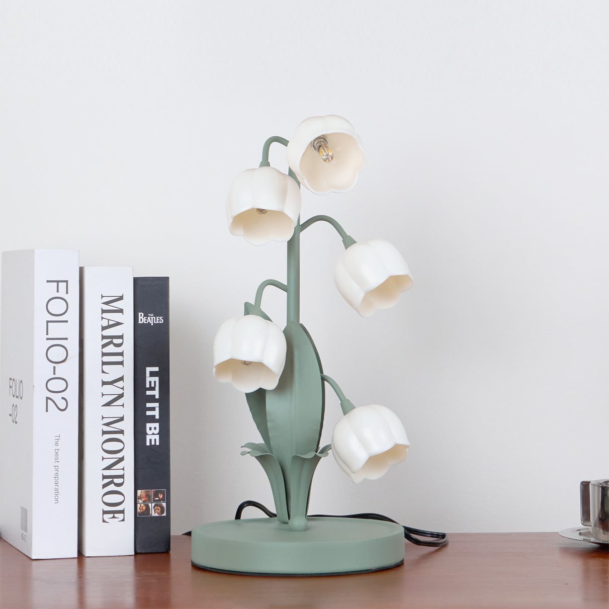 Elegant Flower Pattern Table Lamp