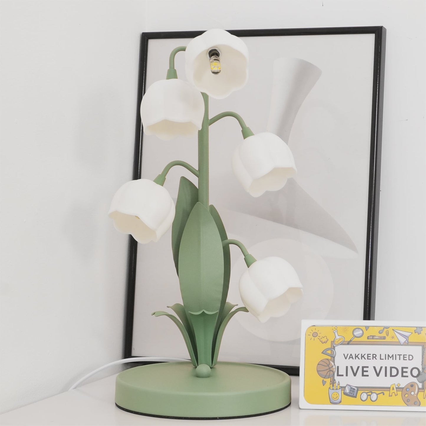 Elegant Flower Pattern Table Lamp
