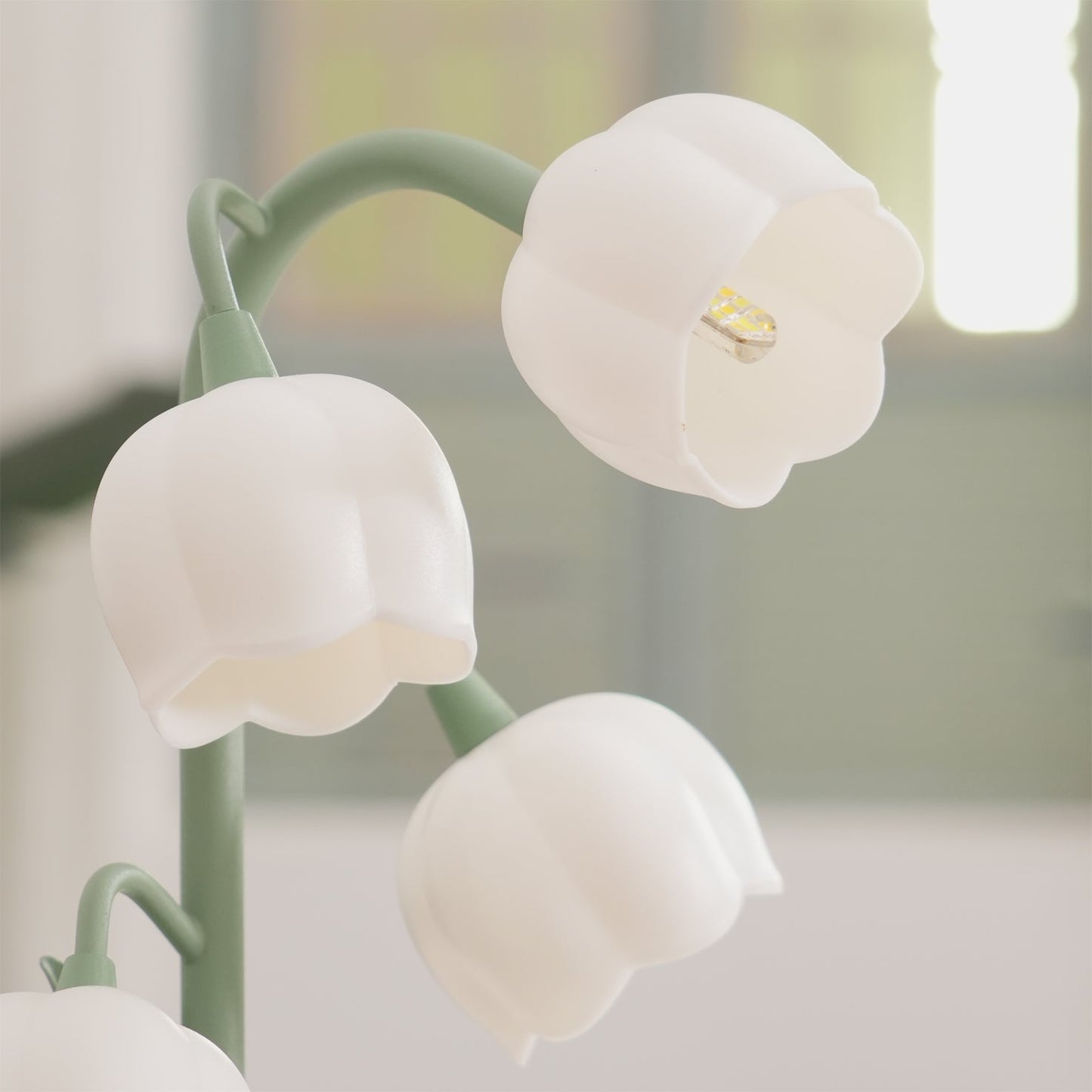 Elegant Flower Pattern Table Lamp