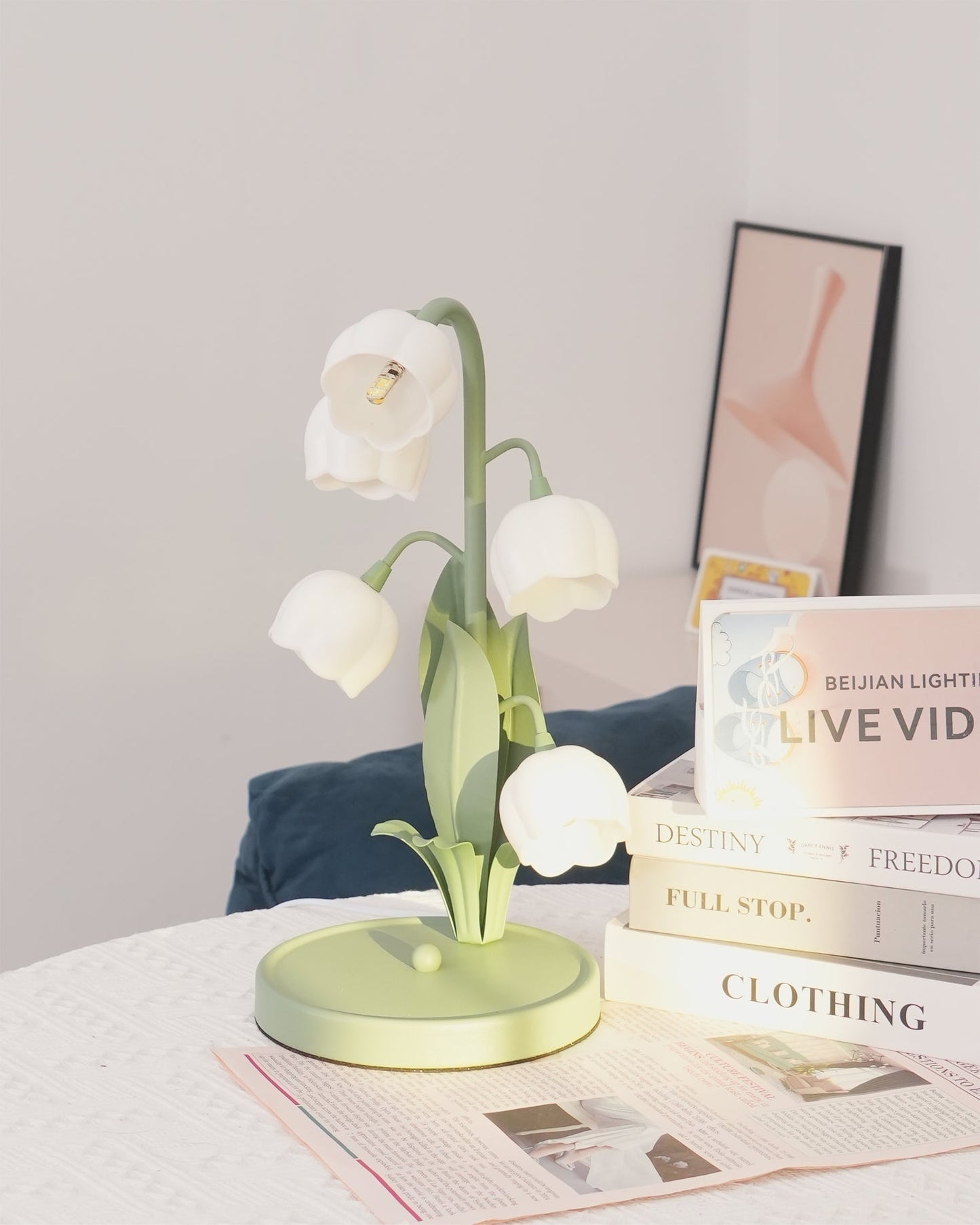 Elegant Flower Pattern Table Lamp