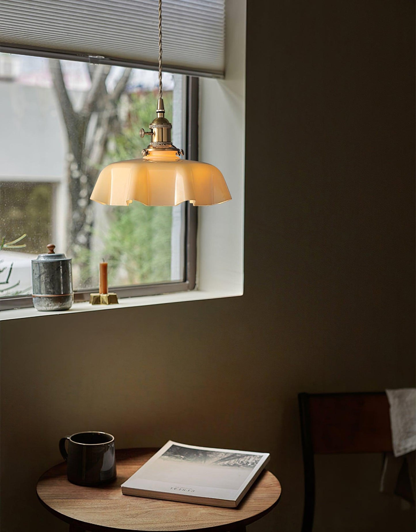 Elegant Ruffled Glass Metal Pendant Lamp