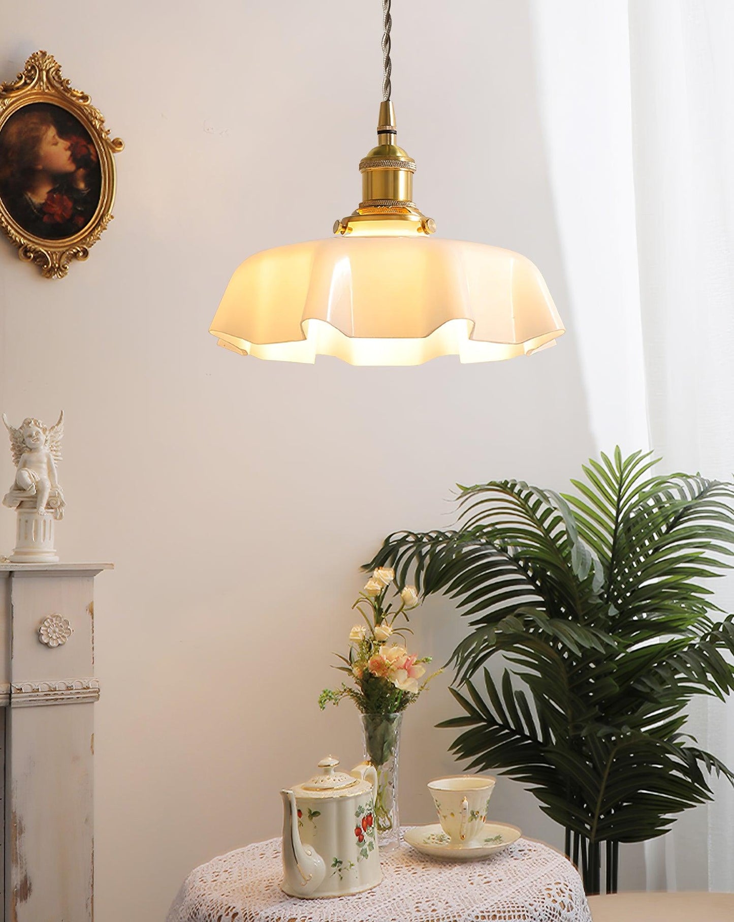 Elegant Ruffled Glass Metal Pendant Lamp