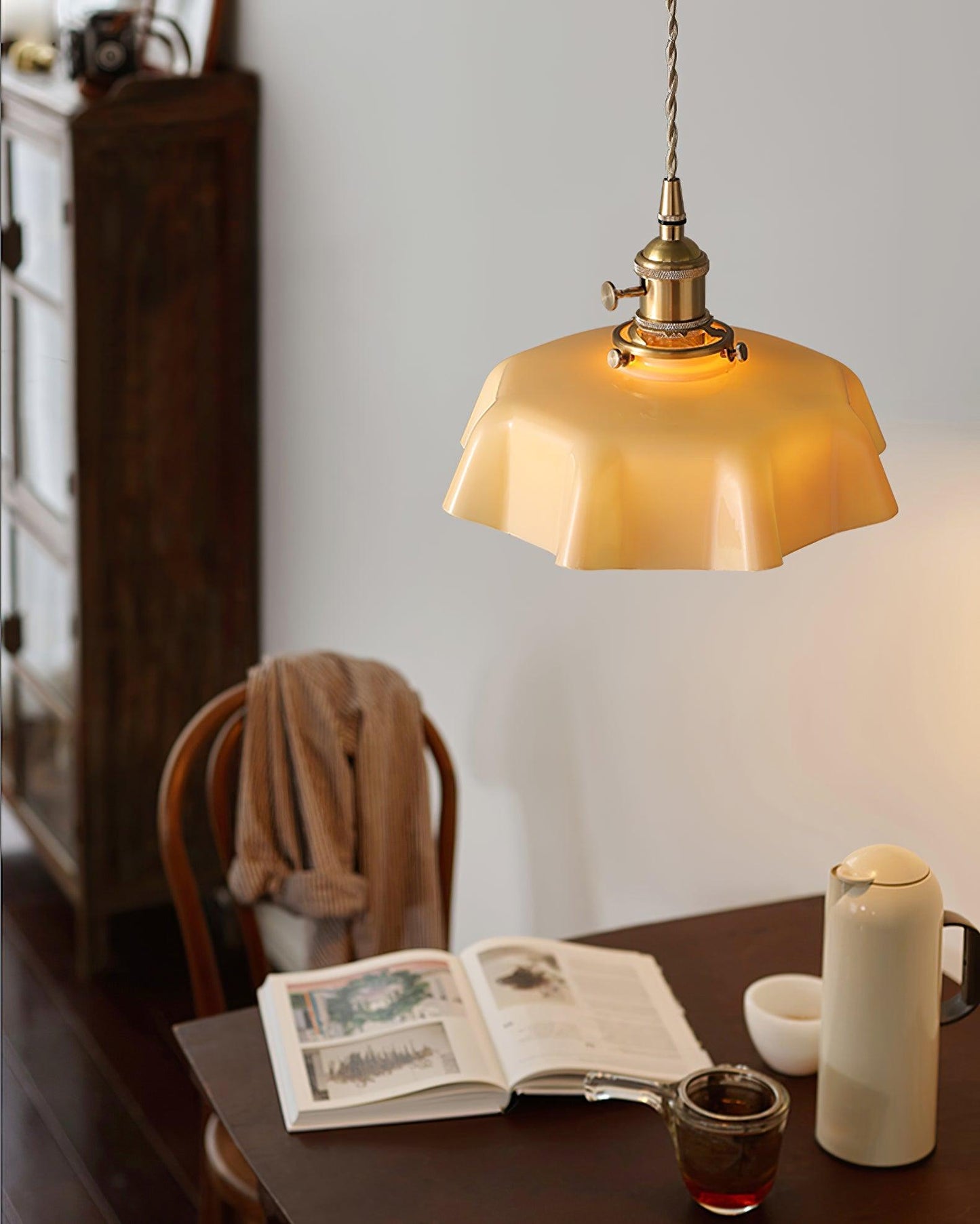 Elegant Ruffled Glass Metal Pendant Lamp
