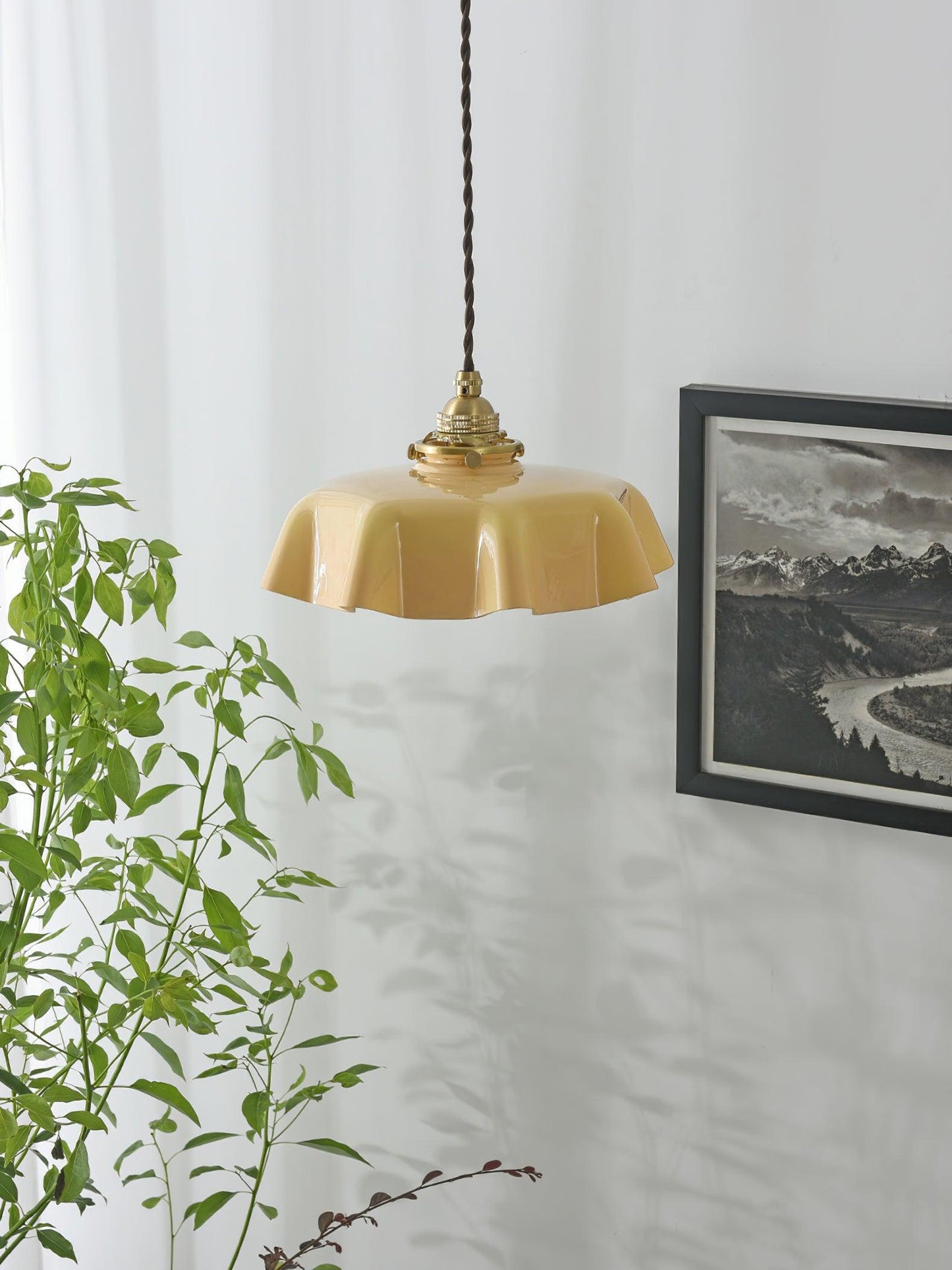 Elegant Ruffled Glass Metal Pendant Lamp