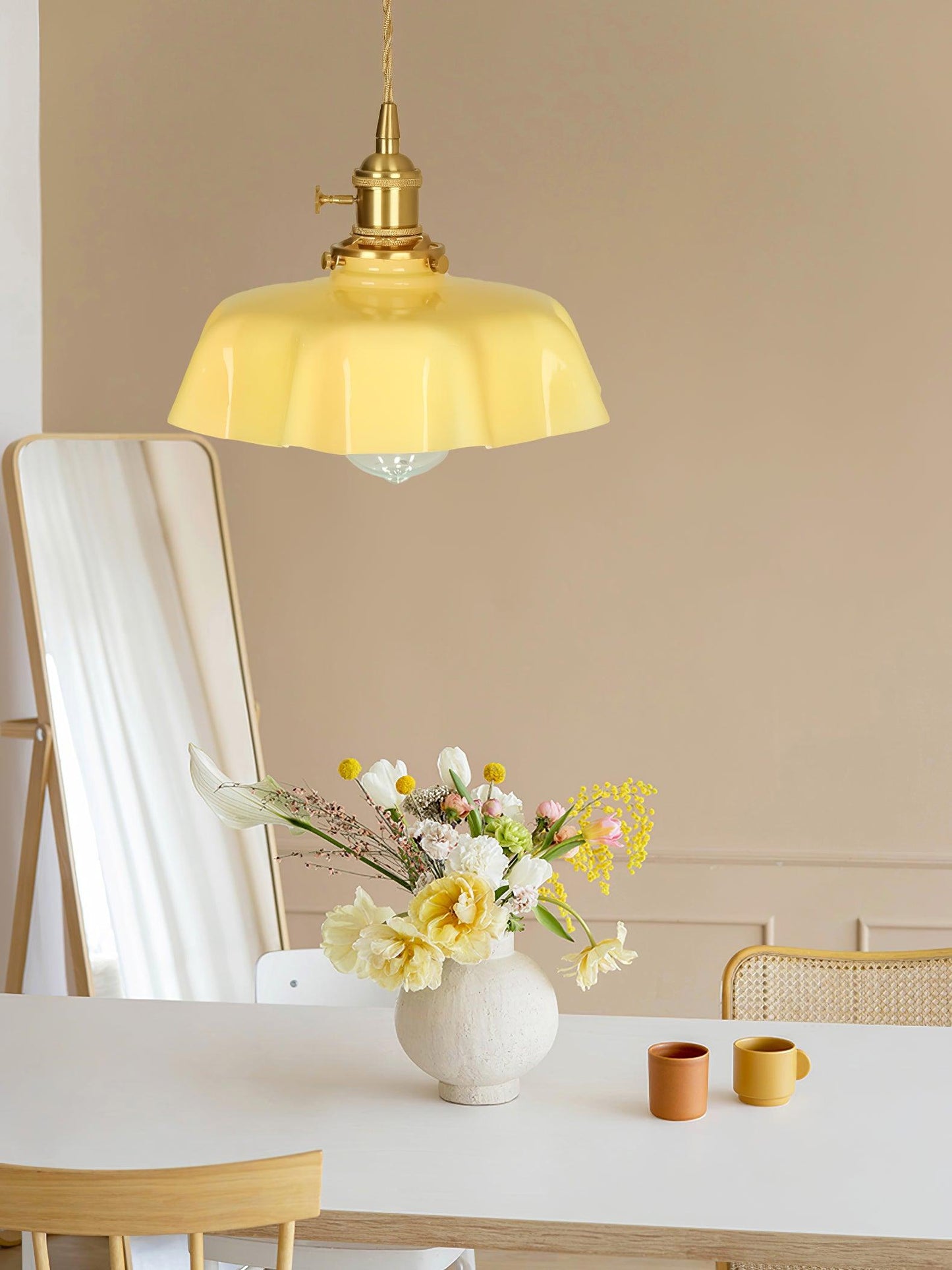 Elegant Ruffled Glass Metal Pendant Lamp