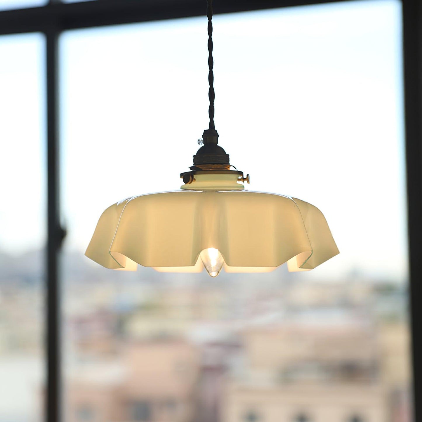 Elegant Ruffled Glass Metal Pendant Lamp