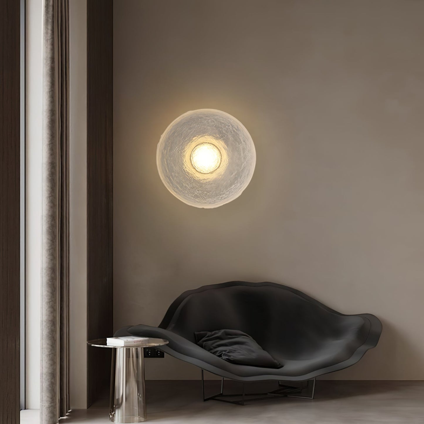 Classic White Resin Wall Lamp