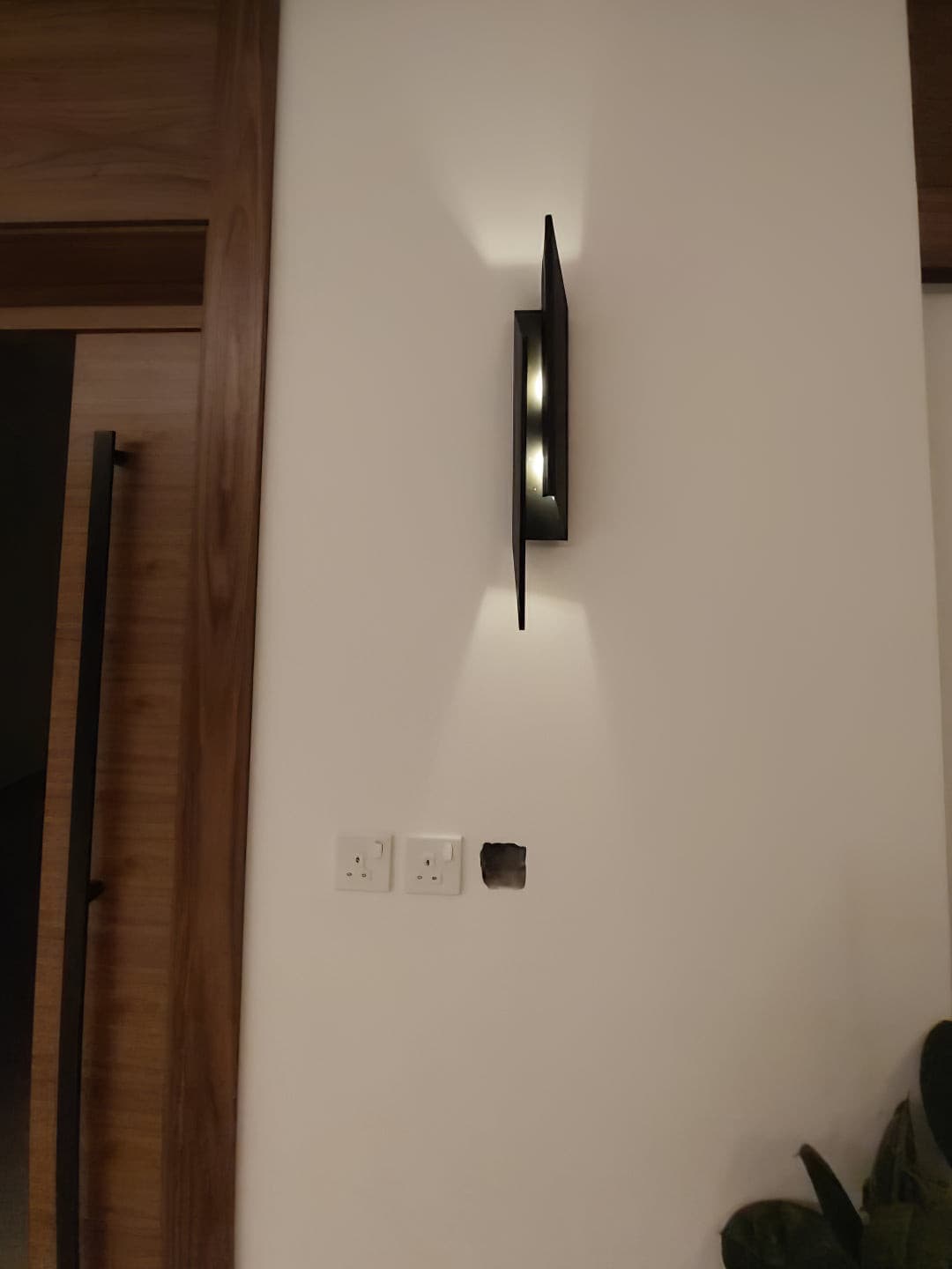 Ultra Slim Contemporary LED Wall Lamp