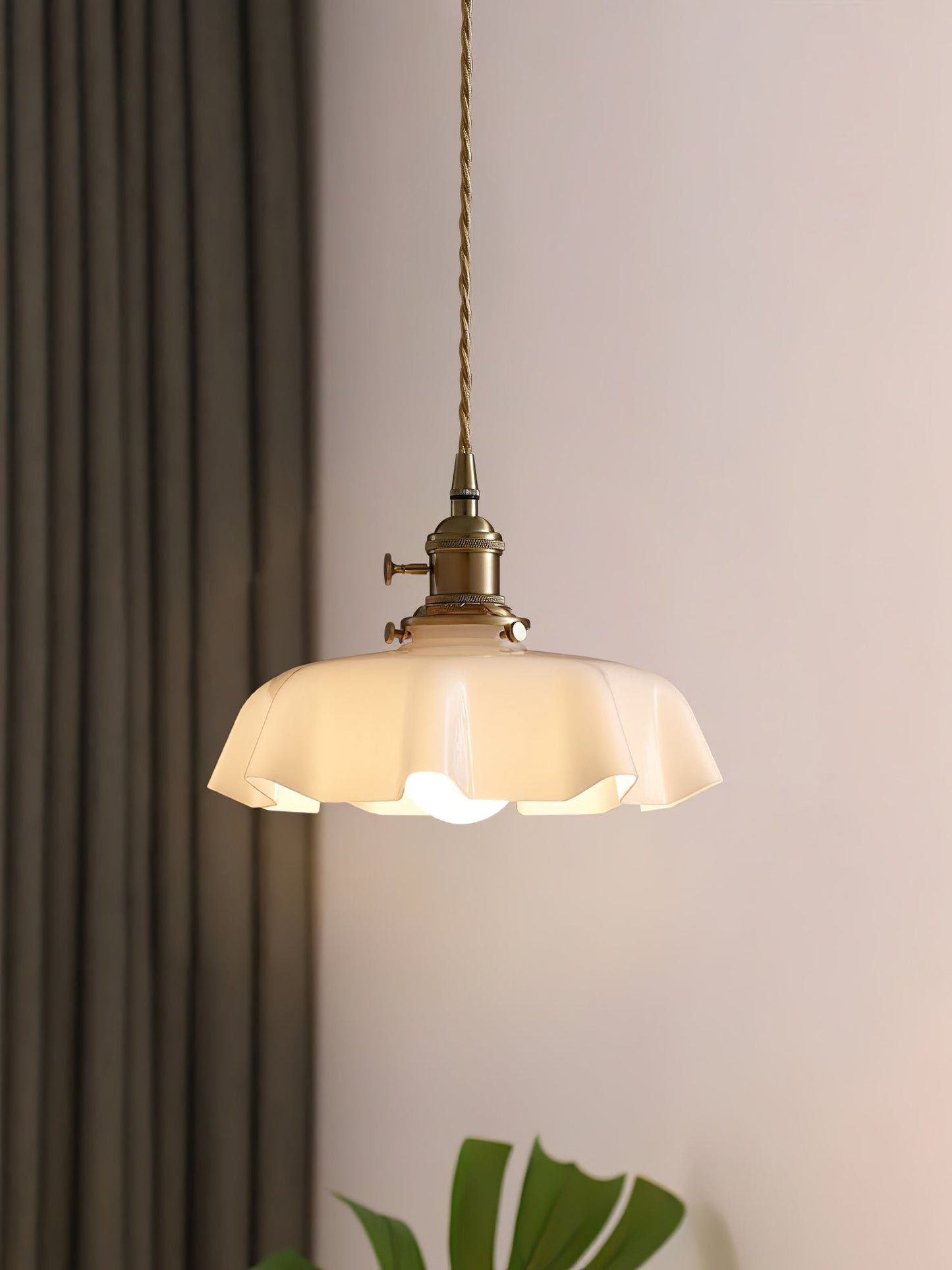 Elegant Ruffled Glass Metal Pendant Lamp