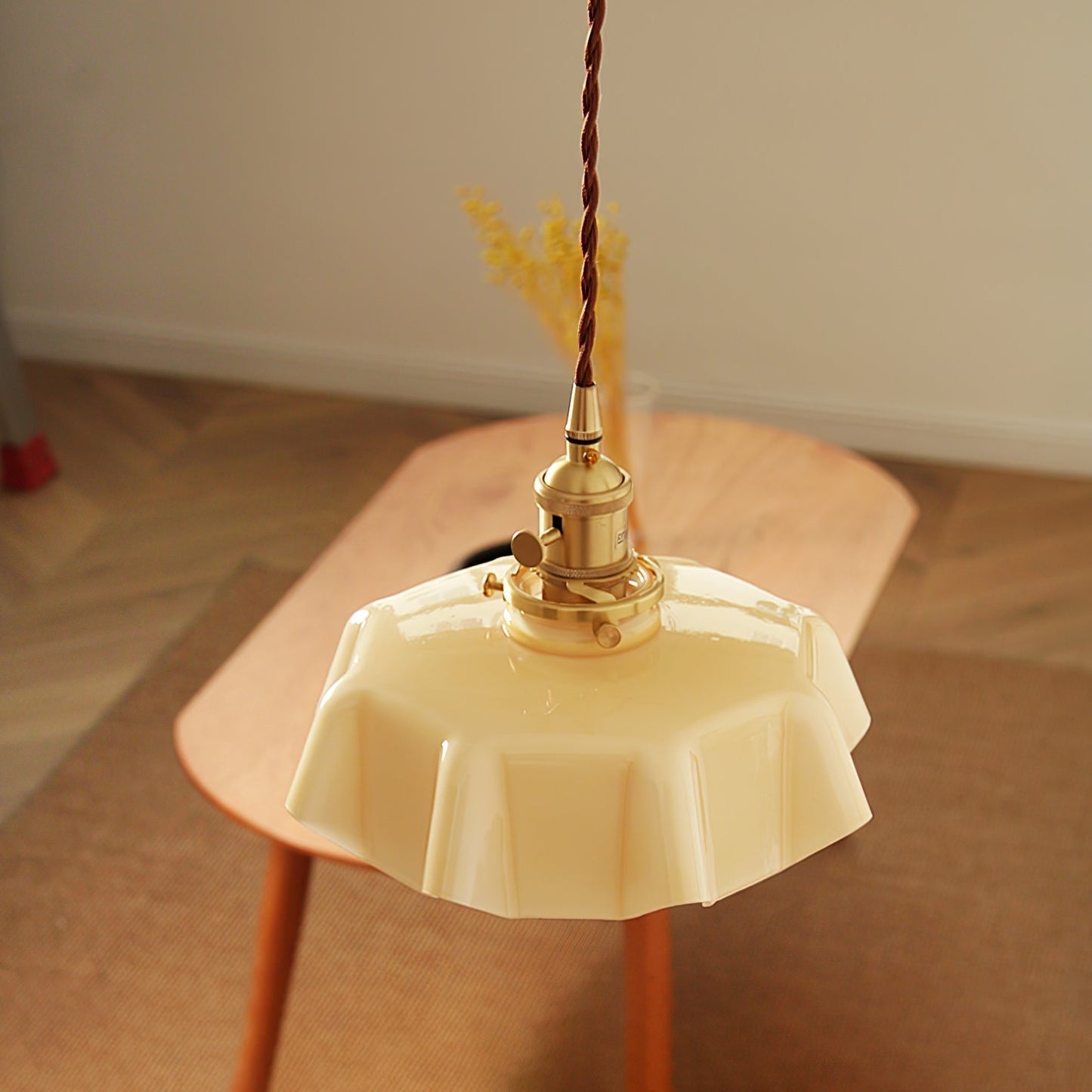 Elegant Ruffled Glass Metal Pendant Lamp