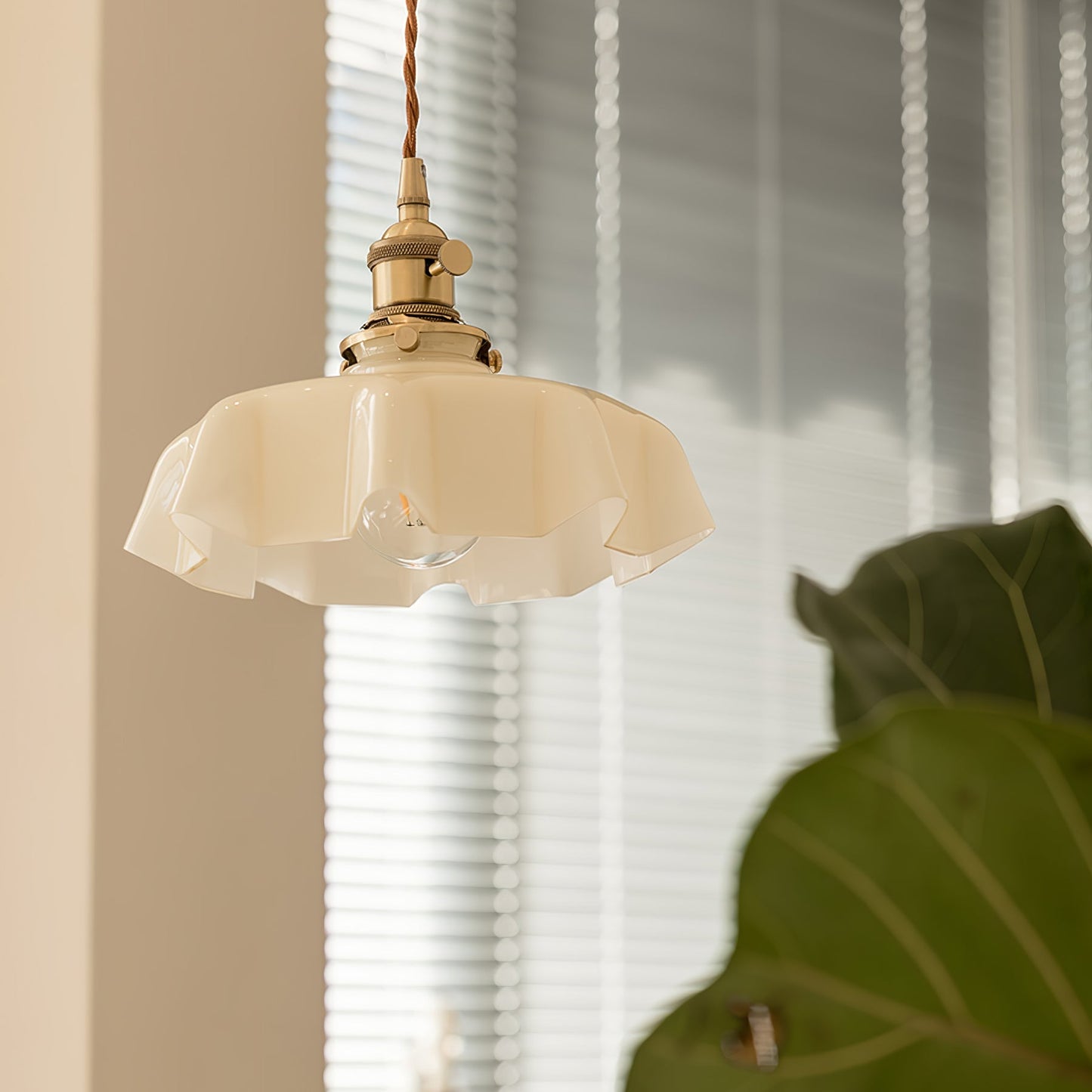 Elegant Ruffled Glass Metal Pendant Lamp