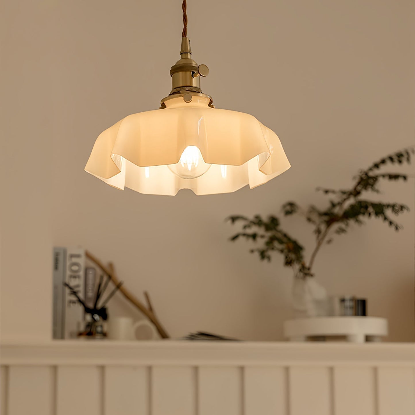 Elegant Ruffled Glass Metal Pendant Lamp