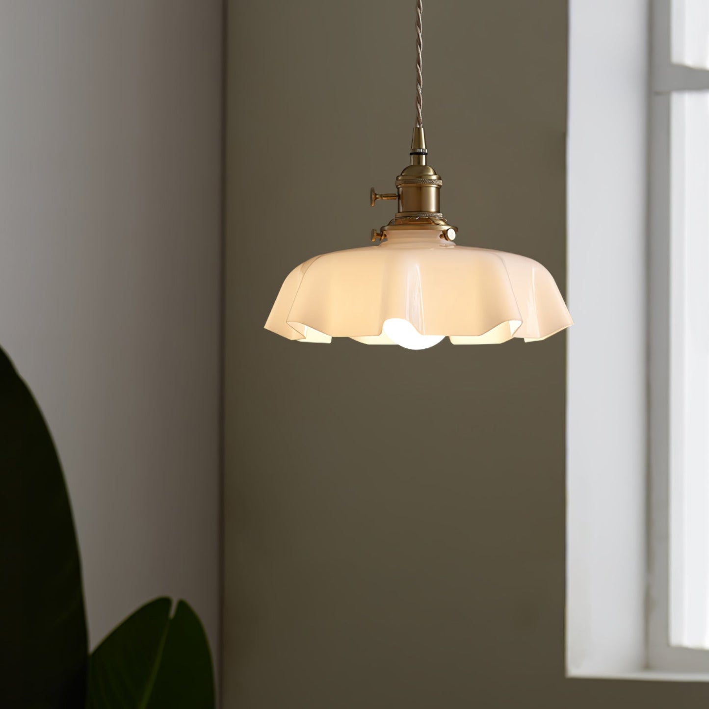 Elegant Ruffled Glass Metal Pendant Lamp