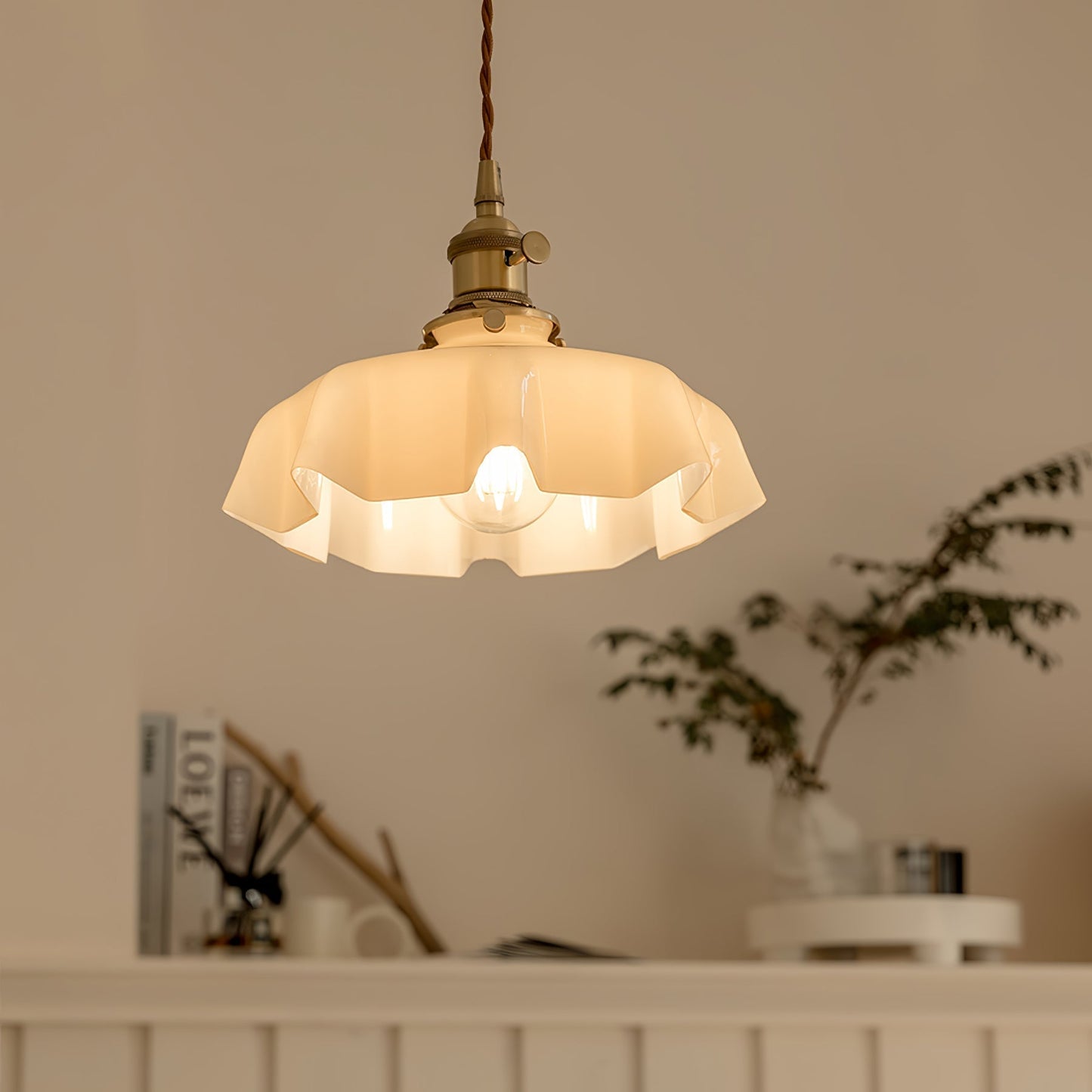 Elegant Ruffled Glass Metal Pendant Lamp