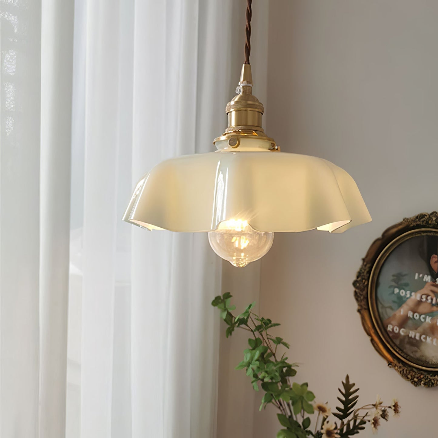 Elegant Ruffled Glass Metal Pendant Lamp