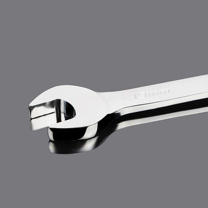 Compact Adjustable Pipe Wrench for Tight Spaces