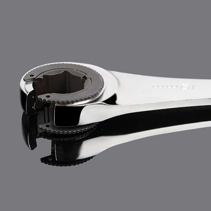 Compact Adjustable Pipe Wrench for Tight Spaces