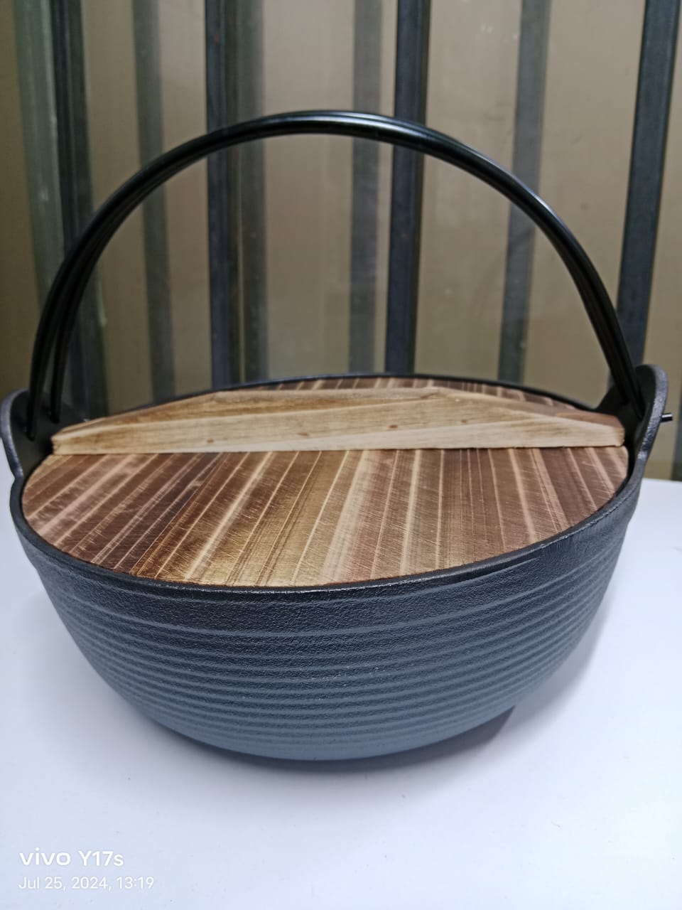 Non-Stick Cast Iron Wok with Flat Base and Wood Lid