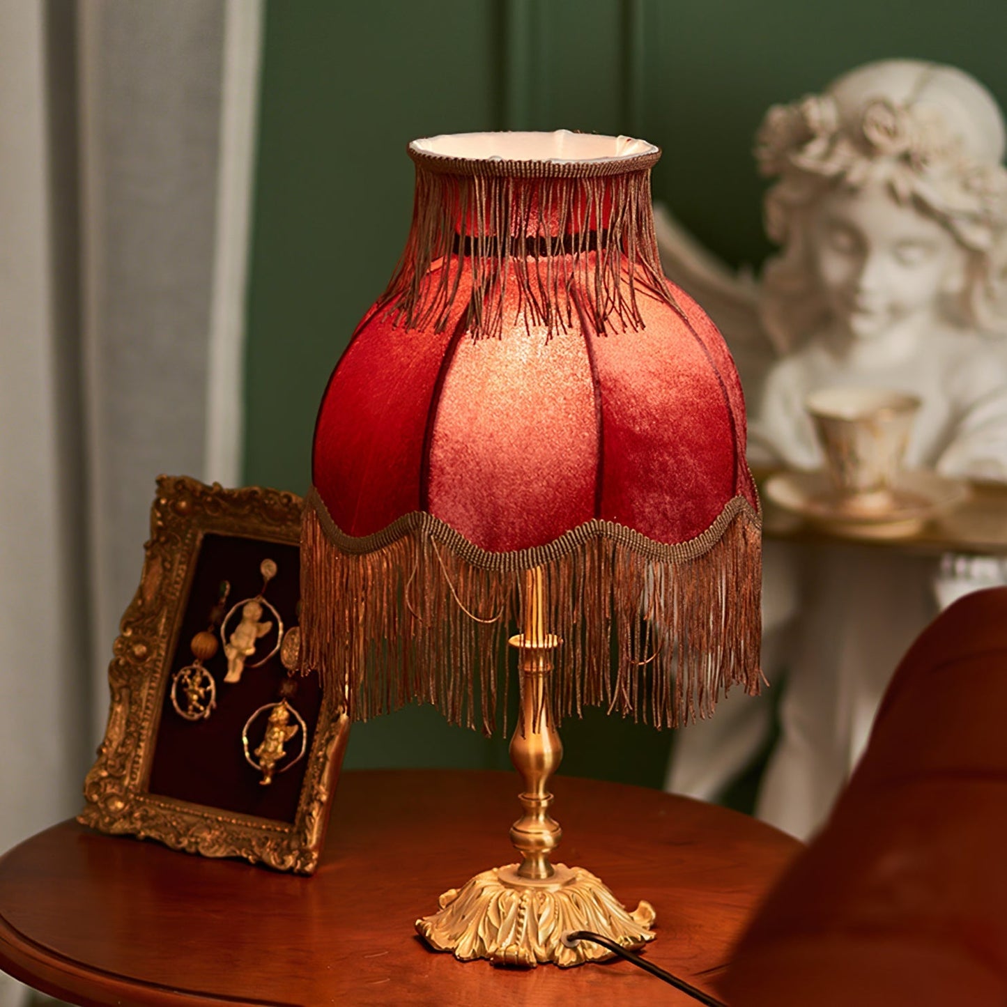 Chic Tassel Table Lamp in Gold Brass