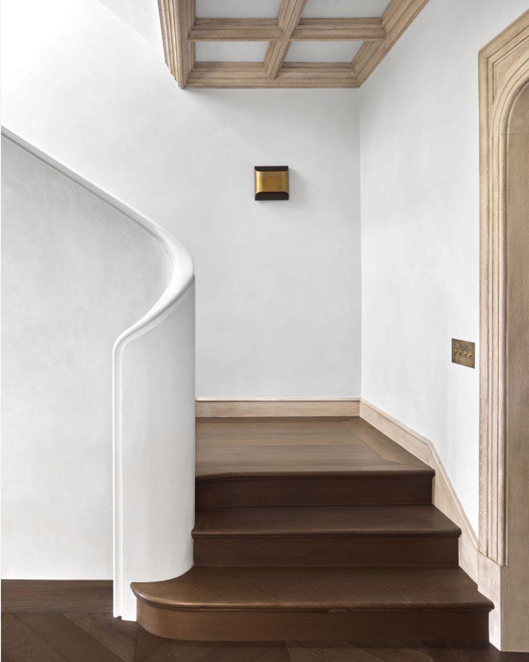 Elegant Arc Brass LED Wall Light Fixture