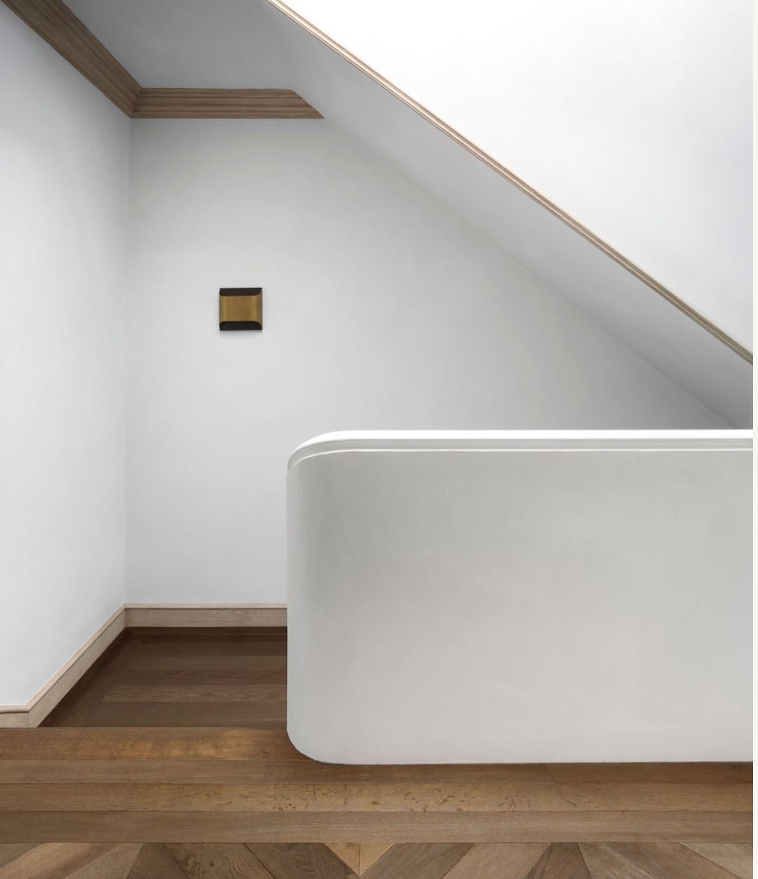 Elegant Arc Brass LED Wall Light Fixture