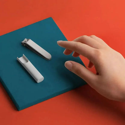NAILGUARD – Nail clippers with splash guard and integrated file 4