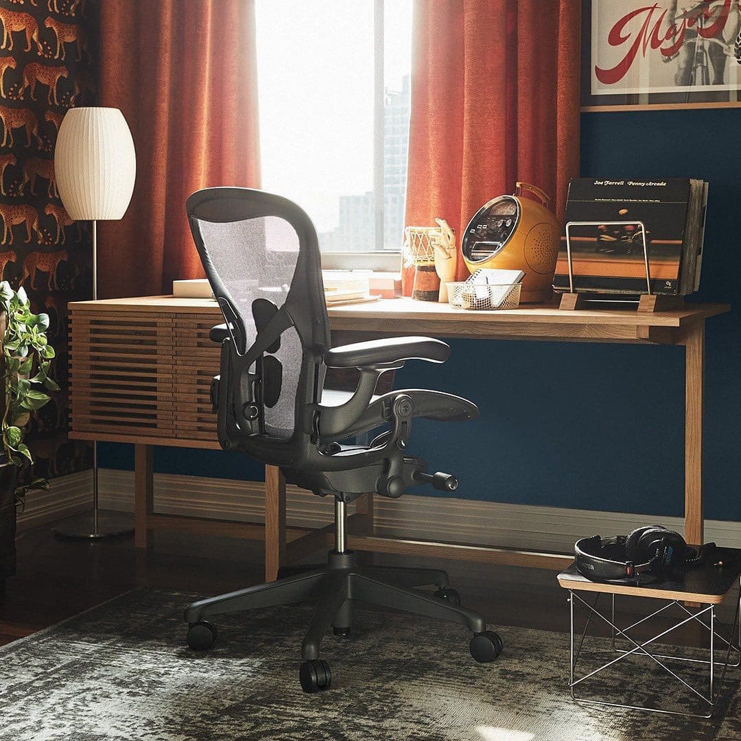 Sleek Metal Desk Lamp with Contemporary Style
