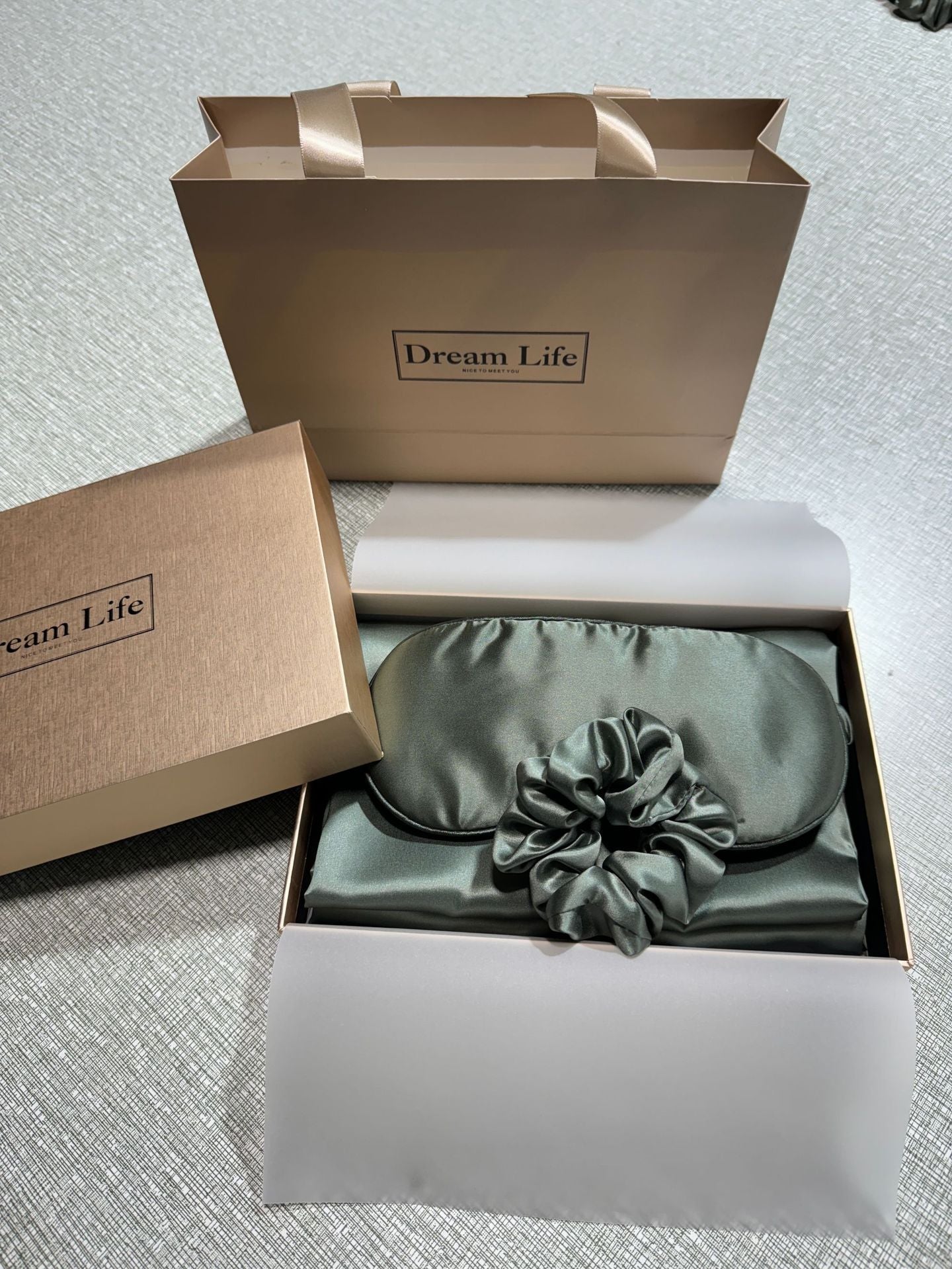 Soft Silk 4-Piece Bedding Sleep Set with Zipper Pillowcase
