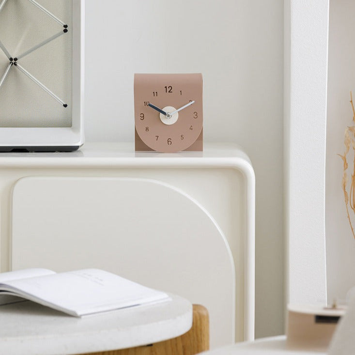 Quiet Simple Desk Clock – Compact Modern Office Timepiece