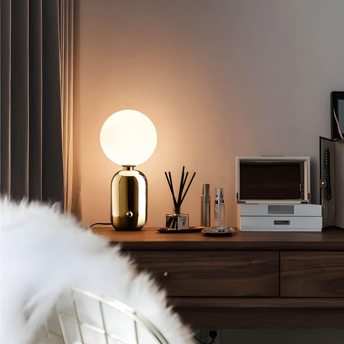 Simple Elegant Desk Lamp for Home Lighting