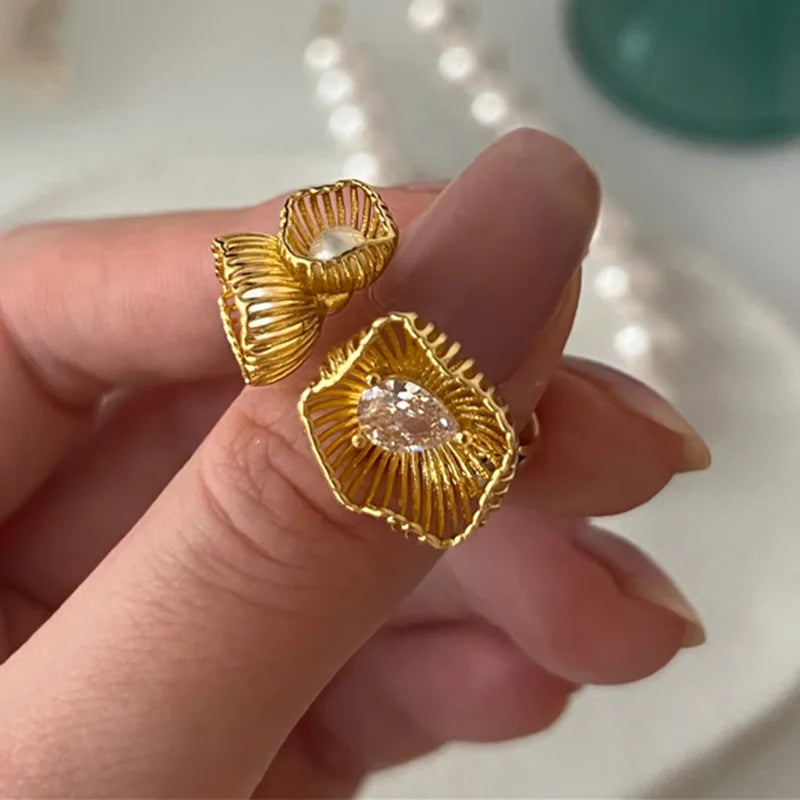 Luxurious Pearl Shell Diamond Ring