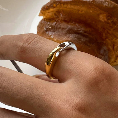Luxury Silver Tone Buckle Link Ring - Fesara
