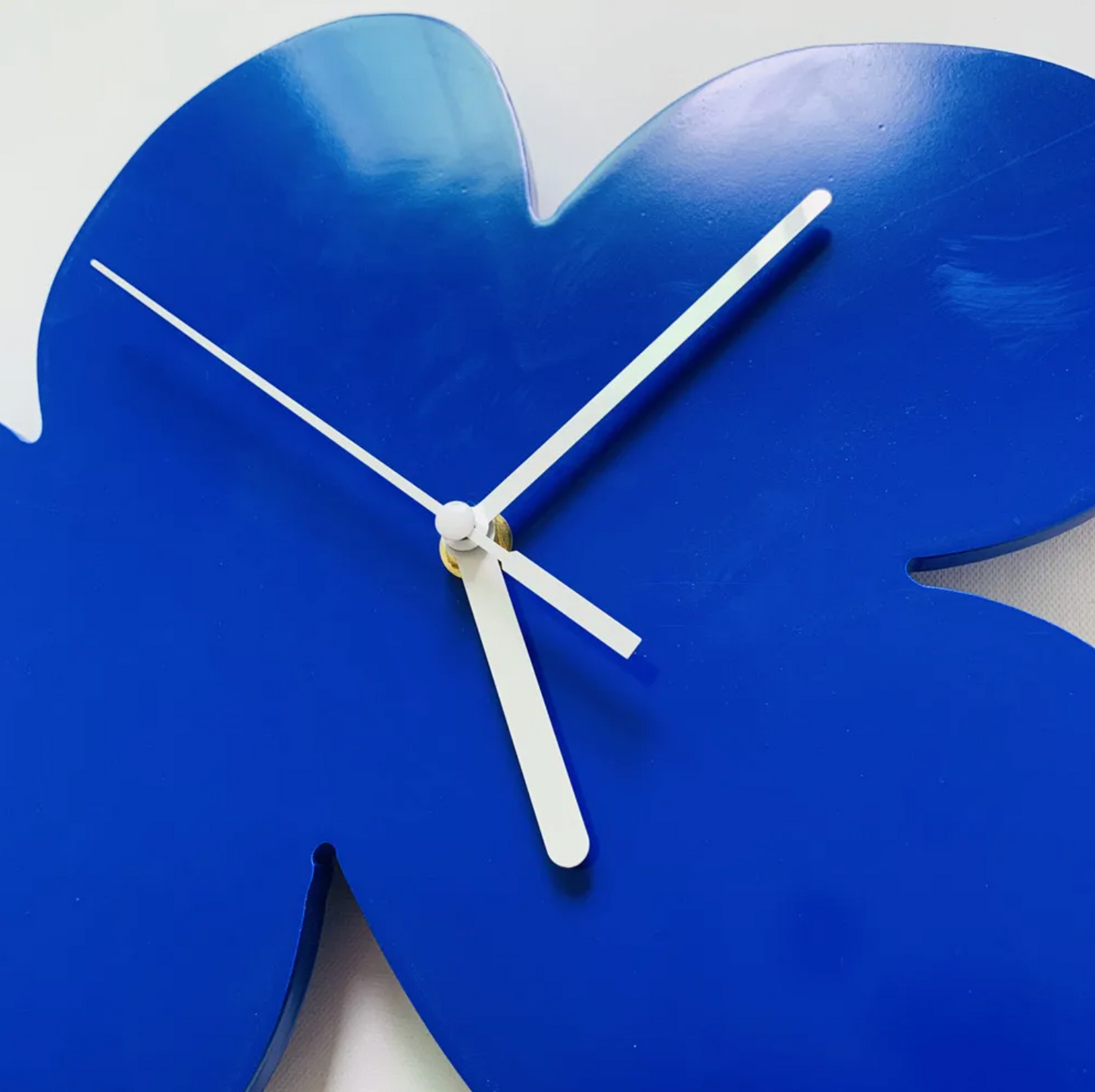 Simple Navy Wall Clock – Quiet Modern Quartz Timepiece