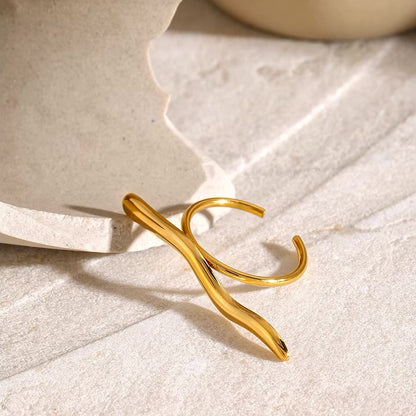 Unique Wave Pattern Bar Ring