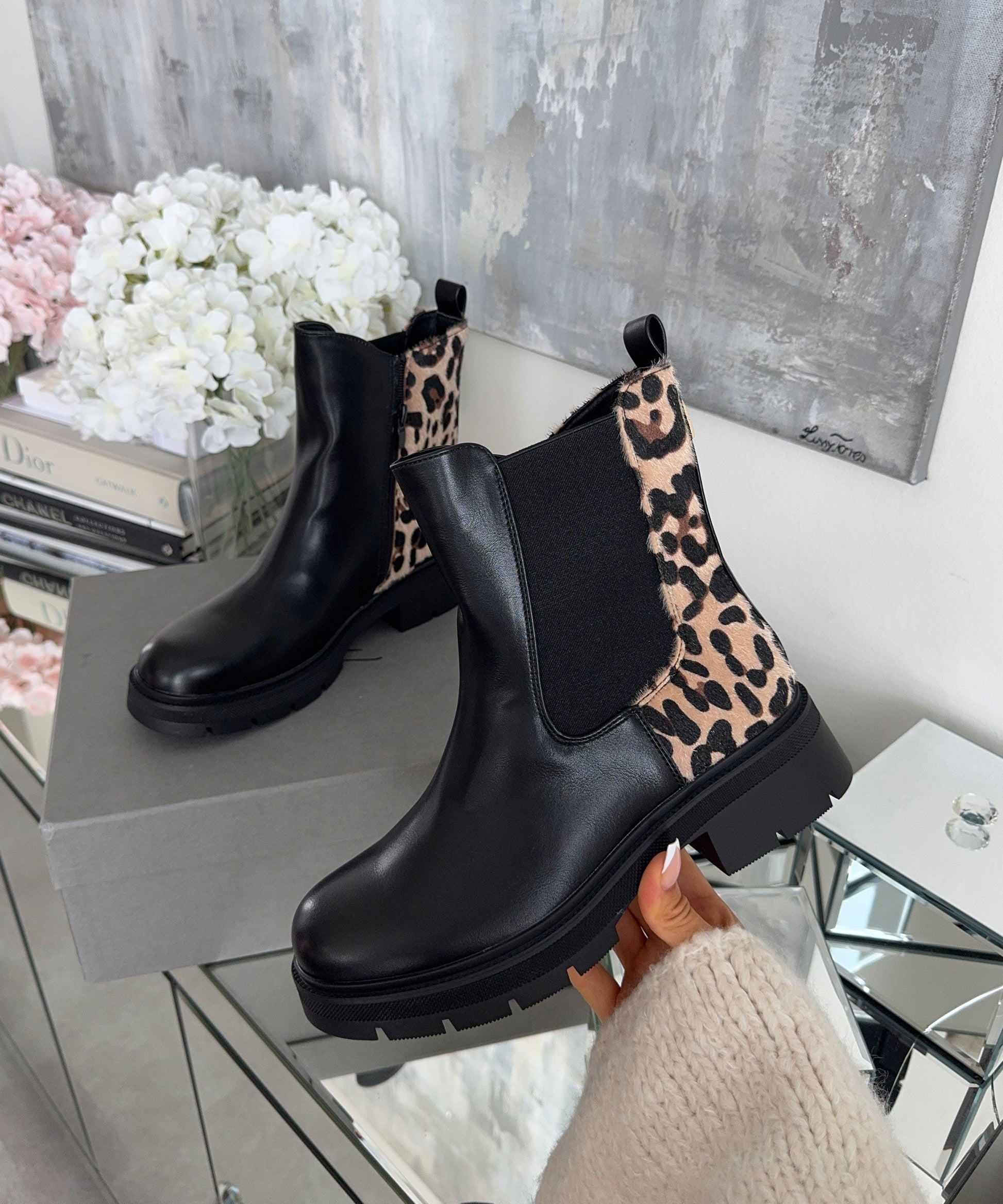 Stylish Black Leo Print Boots with Comfortable Inner Lining – Normal Fit for Everyday Wear 1
