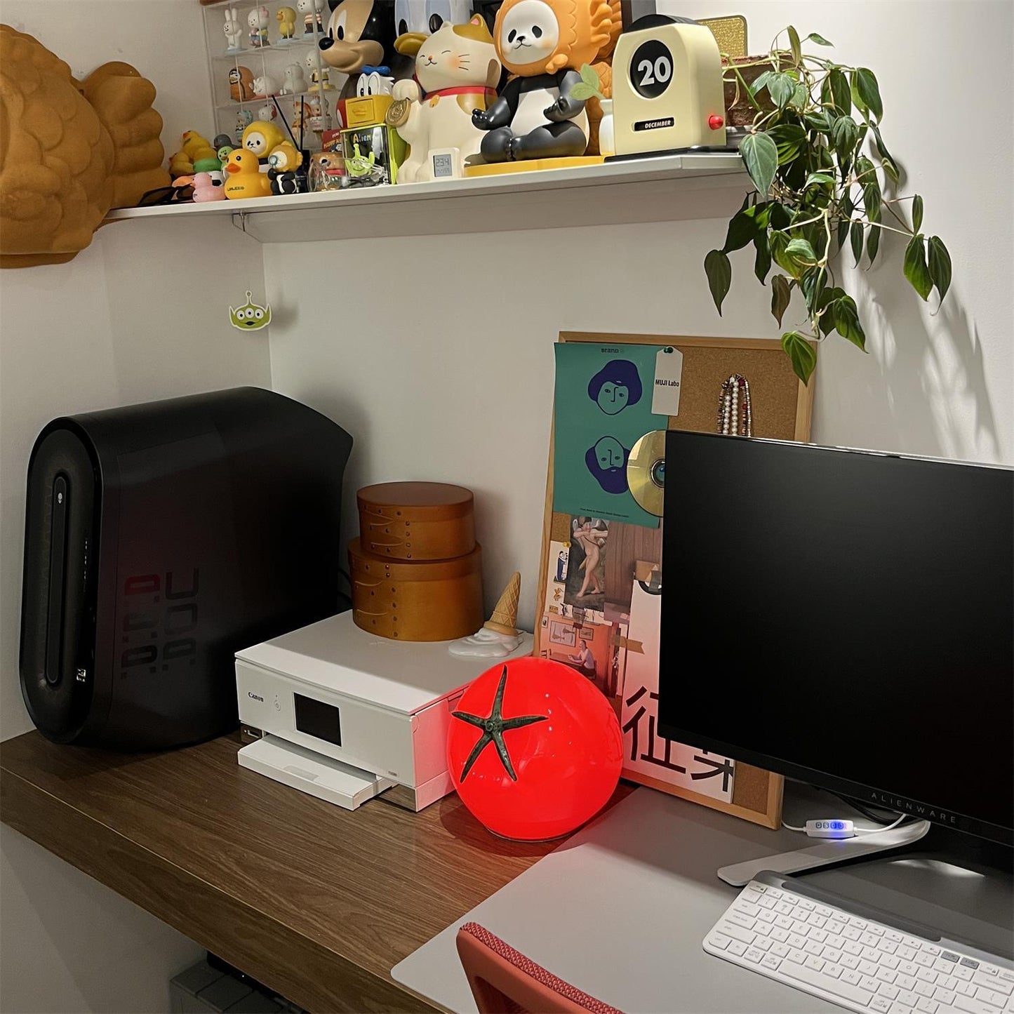 Vibrant Red Glass Table Lamp