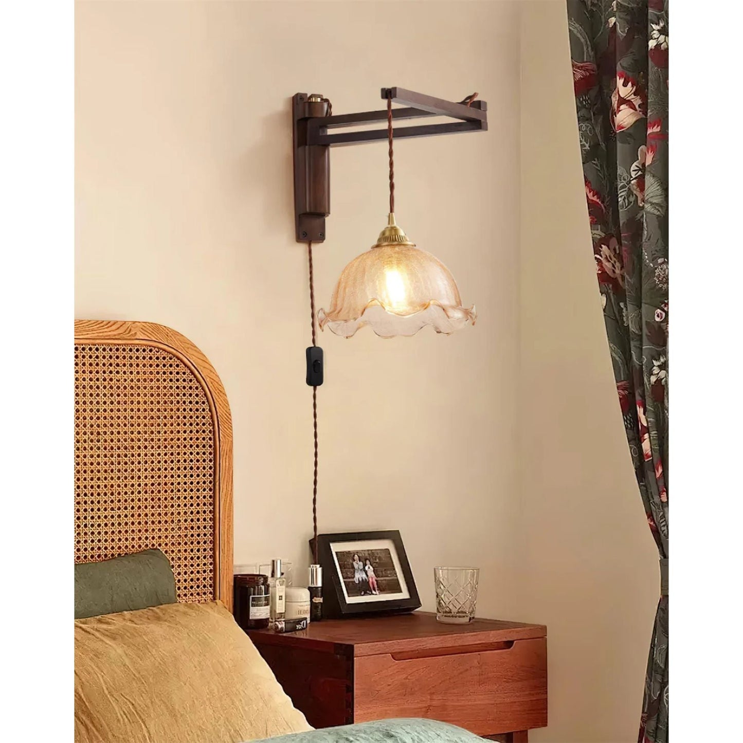 Varonne | Vintage-Inspired Wall Lamp with Classic Silhouette 7