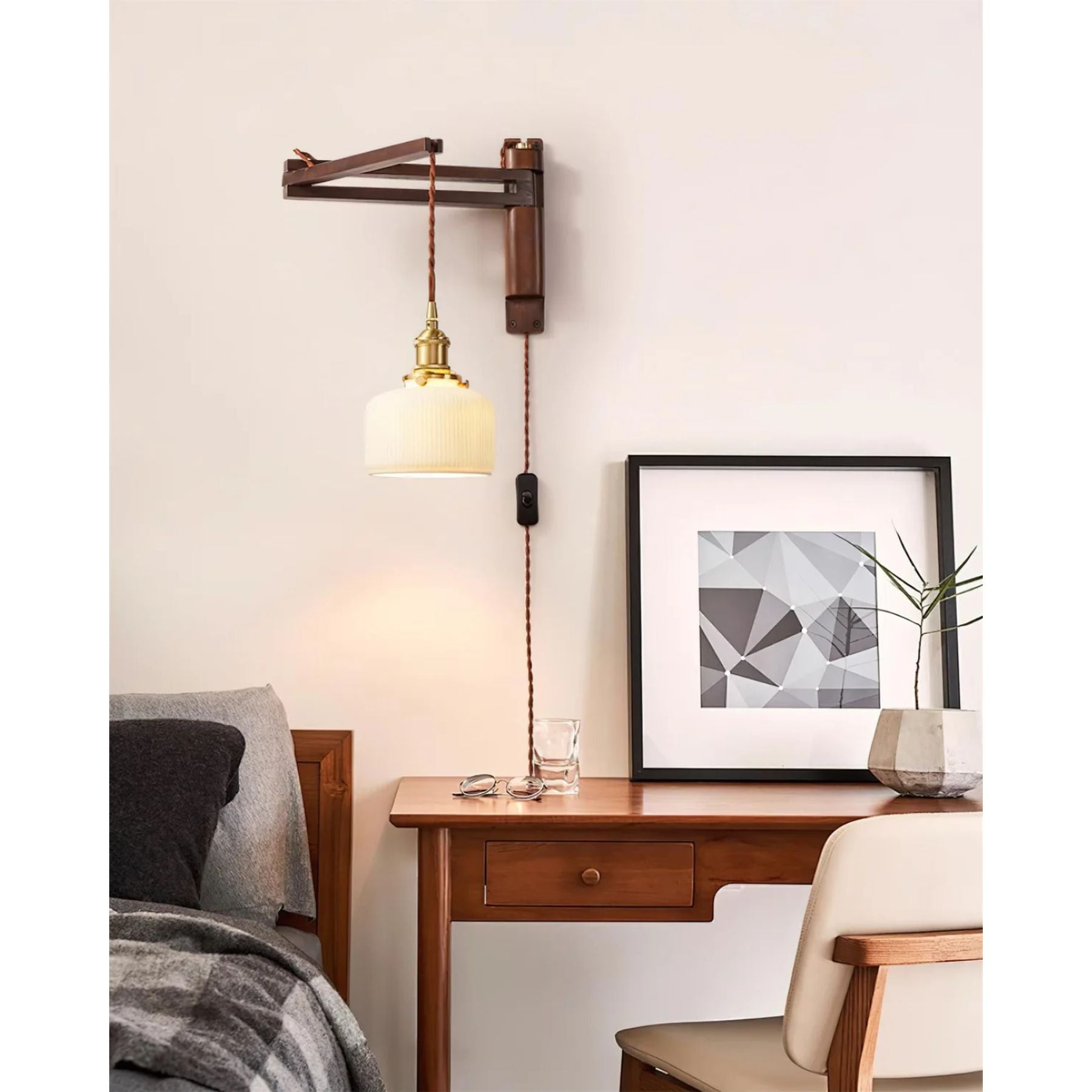 Varonne | Vintage-Inspired Wall Lamp with Classic Silhouette 8
