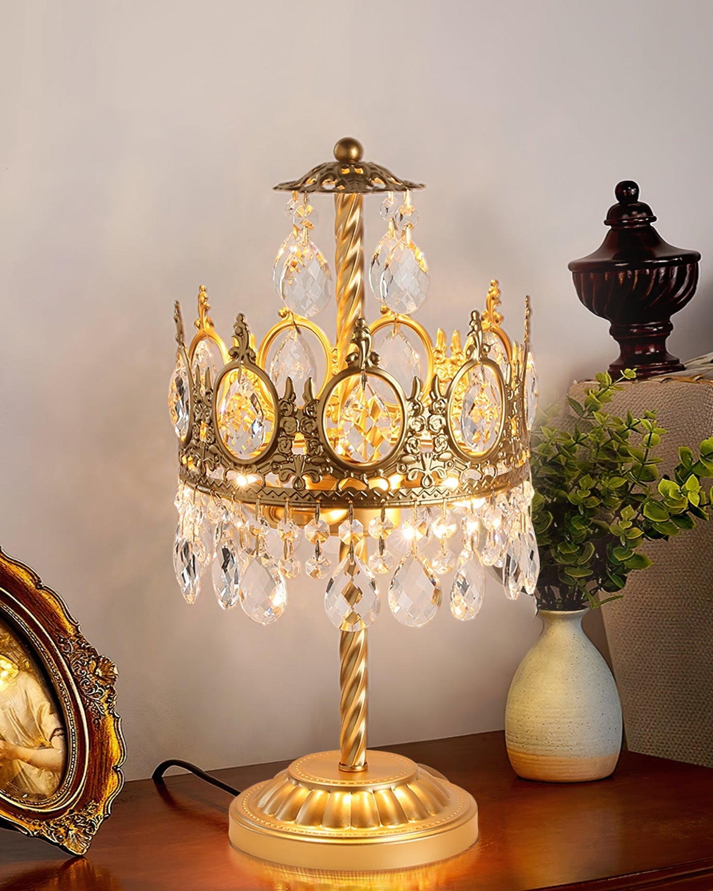 Luxurious Glass Table Lamp with Metallic Base