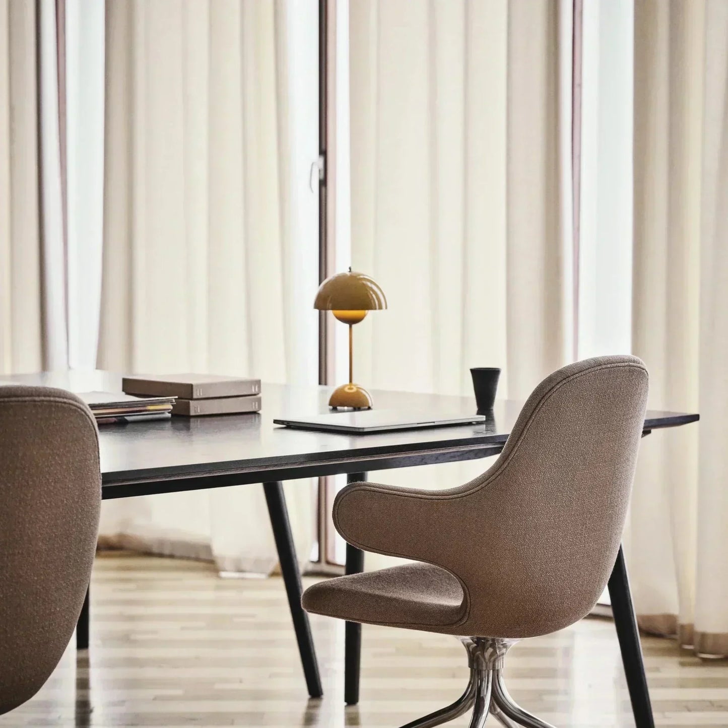 Contemporary Round Cordless LED Desk Lamp
