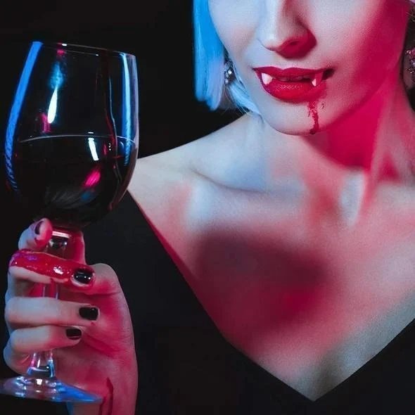 Easy Fit Retractable Vampire Teeth