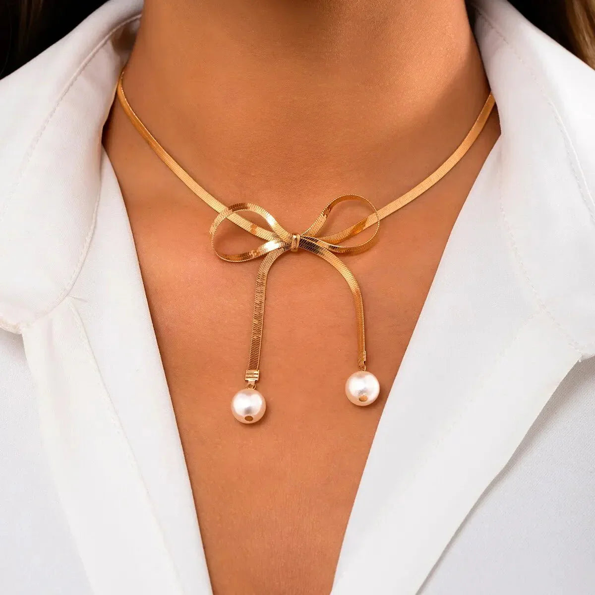Delicate Patterned Pearl Bow Necklace - Fesara