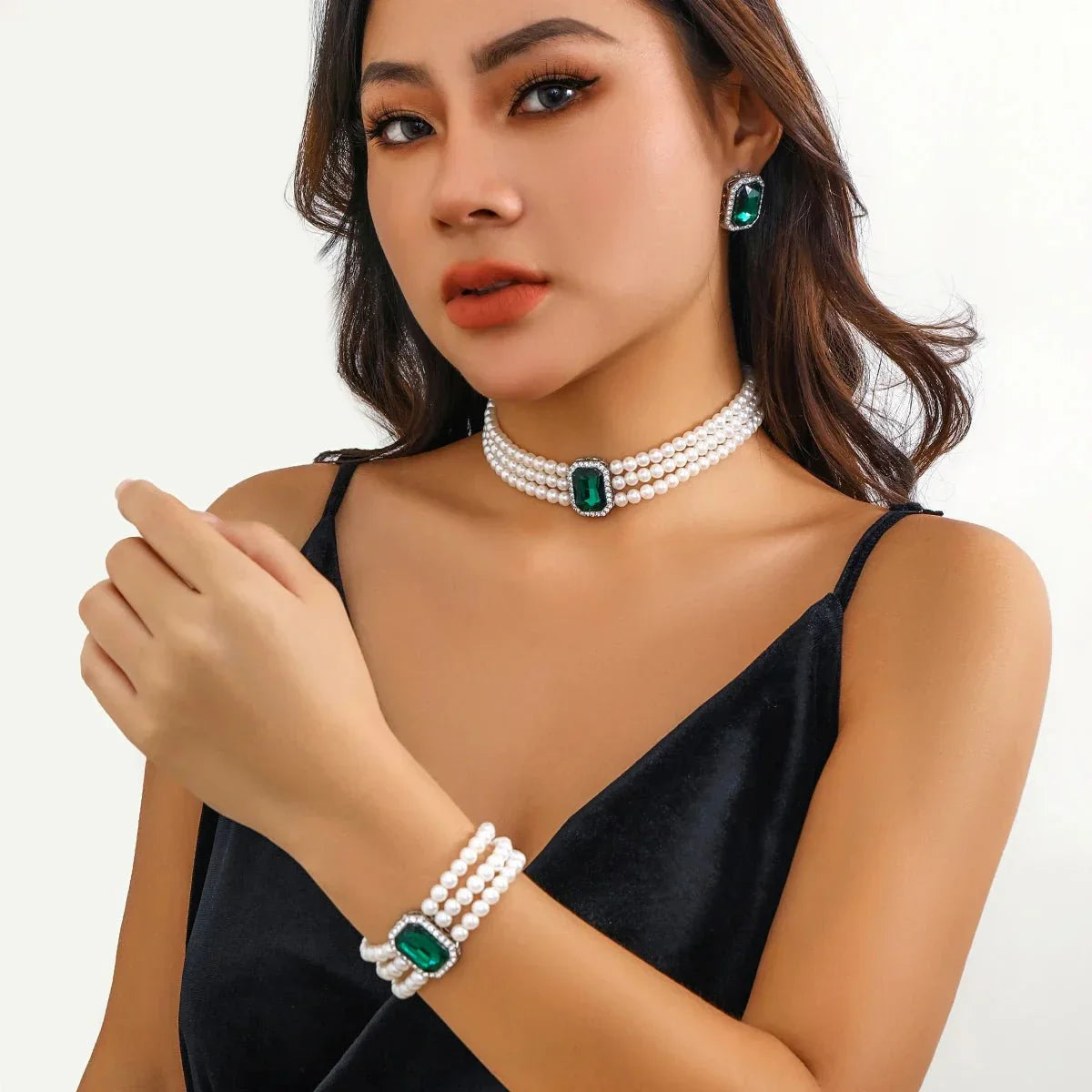 Luxurious Pearl and Diamond Jewelry Set