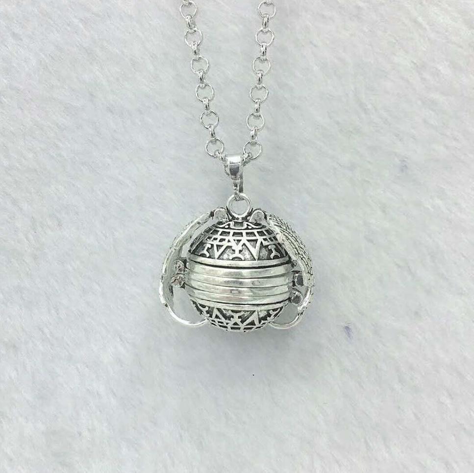 Sparkling Wing Shaped Pendant Necklace