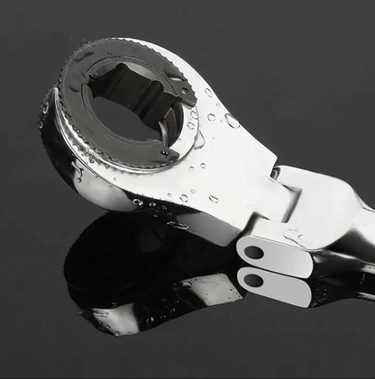 Compact Adjustable Pipe Wrench for Tight Spaces