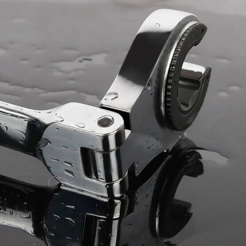 Compact Adjustable Pipe Wrench for Tight Spaces